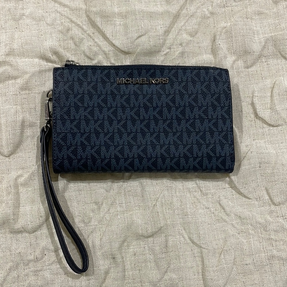 Michael Kors jet set travel wallet